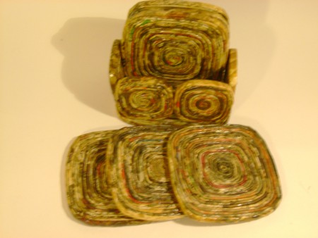 descanso para copos feito com jornal